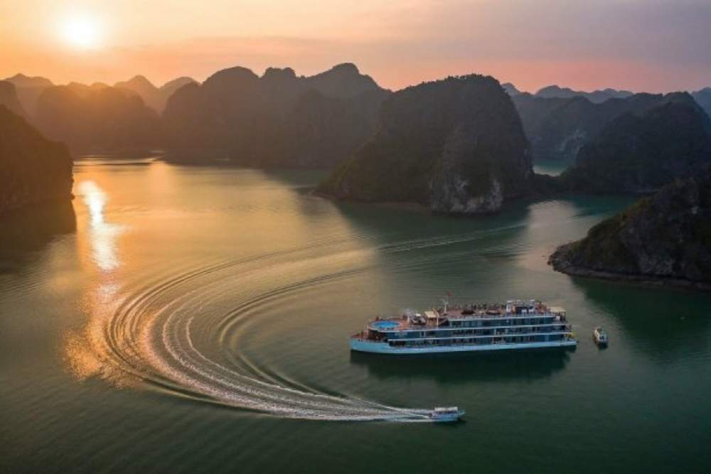 נופי מפרץ הא לונג בשקיעה.